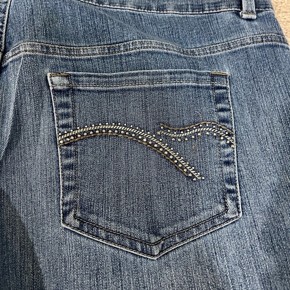 Gloria Vanderbilt Medium Wash Amanda Jeans - Picture 8 of 9